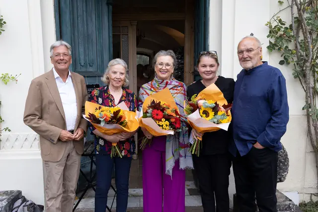 Peter Kaiser, Judith Walker, Elisabeth Oman, Carolin Walker und Künstler Valentin Oman (v.l.) bei der Eröffnung der Ausstellung. | Foto: LPD Kärnten/Peter Just