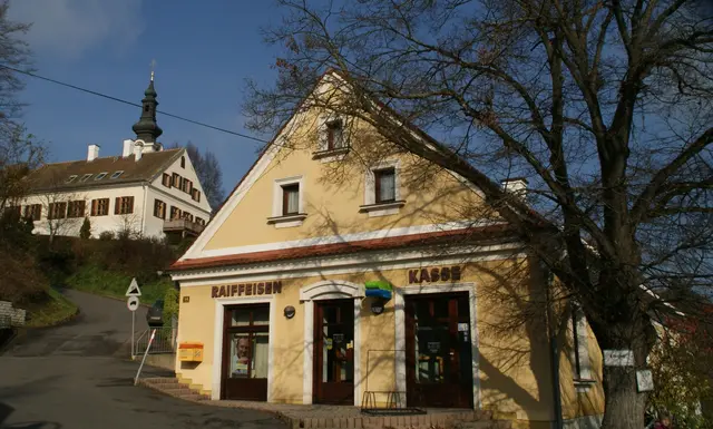 Das alte Raika-Gebäude, das im Eigentum der Gemeinde steht, soll saniert und zum Gemeindeamt umgebaut werden. Die SPÖ ist dagegen, die ÖVP dafür. | Foto: Martin Wurglits