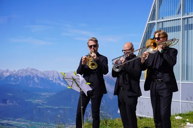 Vor einer atemberaubenden Alpenkulisse konnten zahlreiche Gäste beim Konzert von InnStrumenti klassischer Musik lauschen. | Foto: AMG