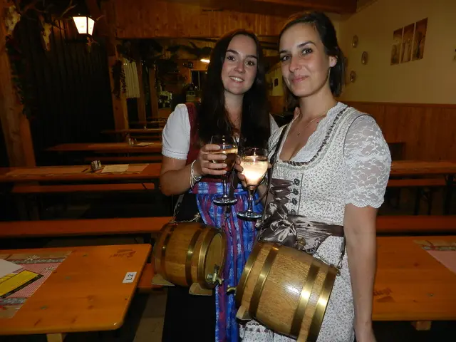 Nicole Gföhler, Kathi Gstöttenmayer Sind die Markaenderinen und verkaufen Schnaps zum verkosten | Foto: Heribert Punz