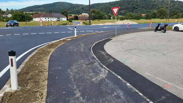 Baulich von der Straße getrennt ist die Auffahrt auf den Geh- und Radweg Richtung Luftenberg. | Foto: Eckhart Herbe