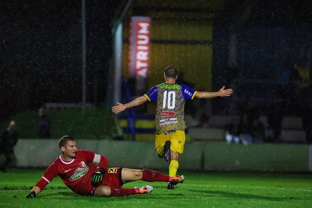 Donaus Rene Kober schnürte gegen Putzleinsdorf einen Hattrick (34., 59., 65.) und brachte damit seine Jungs auf die blau-gelbe Siegerstraße. | Foto: Reischl