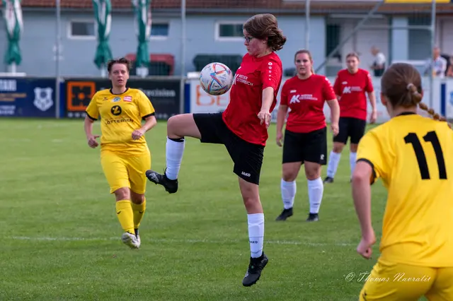 „Sandra Halbmayer zeigt sich erneut in einer ihrer charakteristischen Aktionen.“ | Foto: Thomas Navratil