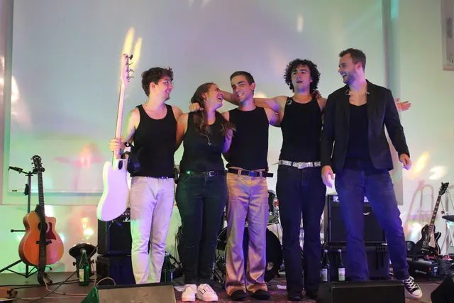 Benjamin Gedeon und seine Bands The Thumbs brachten Leben in das Gemeindezentrum Halbturn.