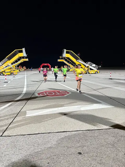 Die Läufer und Läuferinnen auf dem Gelände der Start- und Landebahn.
| Foto: Flughafen Klagenfurt