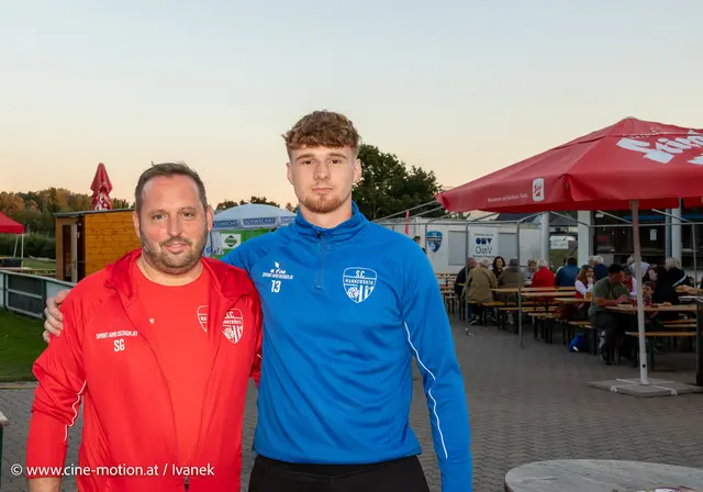 Stephan Göllner - Obmann SC Mannswörth - mit Maurizio - einem U18 Spieler. | Foto: www.cine-motion.at / Ivanek