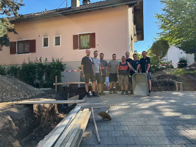 Die Tainacher Florianis rund um Kommandant Franz Roscher (re.) arbeiten an ihrem Rüsthaus-Zubau für mehr Platz für Gerätschaften. | Foto: MeinBezirk.at