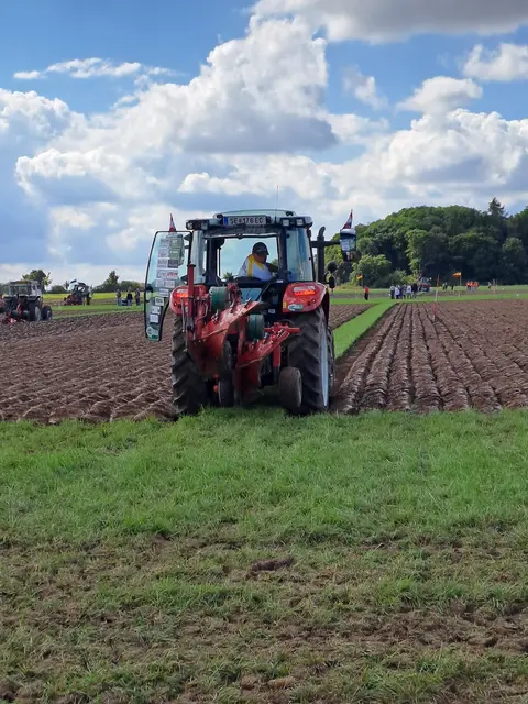 Stefan beim Pflügen seiner Grasland-Parzelle am zweiten Bewerbstag. In der Gesamtwertung erhält er den Titel „Vizeweltmeister“. | Foto: Landjugend OÖ