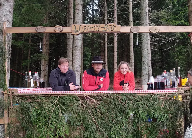 Für ein gutes Schnapserl nach dem Essen und Mehlspeisen, gab´s die sogenannte "Wipferl-Bar". Man kann den Veranstaltern, die Bergretter Deutschlandsberg nur gratulieren zu dieser gelungenen Veranstaltung. | Foto: Günther Koch