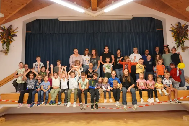 Groß und Klein feierte in Gries im Sellrain das Ende der Ferien und den Beginn der Schule.  | Foto: AMG