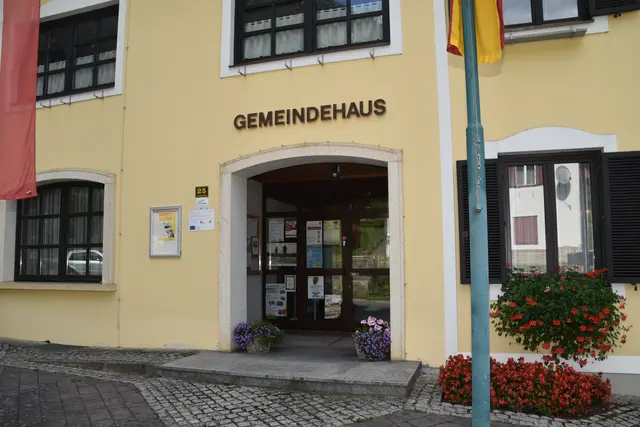 Laut ÖVP bietet der Kaufinteressent für Gemeindehaus (Bild) und Mehrzweckhaus mehr, als der Schätzwert beträgt. | Foto: Martin Wurglits