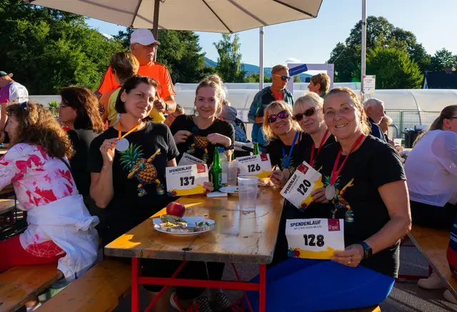 Gute Stimmung bei den Teilnehmenden nach dem Spendenlauf. | Foto: QuadVision Production e.U.