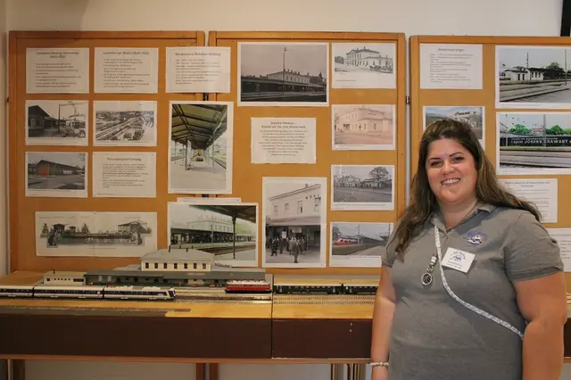 Jenny Burger präsentiert stolz den nachgebauten Mödlinger Bahnhof
