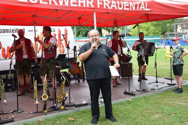 Michael Nebel, als perfekter Moderator mit wortgewaltiger Stimme bei der Preisverlosung  | Foto: Strohmeier