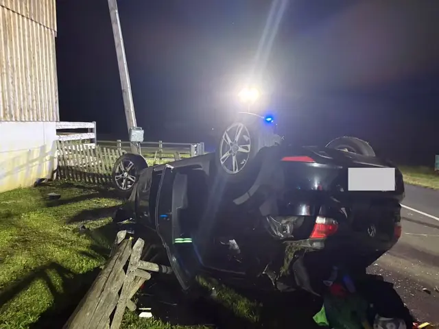 Beim Unfall wurden auch zwei Stromkästen und ein Holzmast stark beschädigt. | Foto: FF Deutschfeistritz