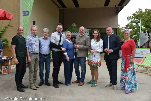 Zur Eröffnung kamen Gerwald Hierzi, GR Dr. Karl Bauer, GR DI Dr. Helmut Karl Lackner, KEM Manager Christian Hütter, Iris Absenger -Helmli NR Bgm. Christoph Stark, 2. Vzbgm. Mag.a Katharina Schellnegger, SR Thomas Reiter und GR Mag.a Adelheid Berger. | Foto: Gerald Dreisieber