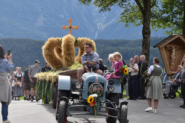 Viel Applaus bei den zahlreichen Zuschauern und von der Ehrentribüne vor der Pfarrkirche gab's dann beim Höhepunkt des Fest-Wochenendes: Der große Festumzug, der sich gegen Mittag in Bewegung setzte.