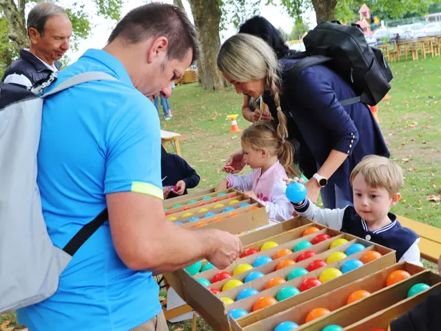 Die Kugeln nach Farben sortieren, das machte schon den Kleinsten beim Spielefest großen Spaß. | Foto: Edith Ertl