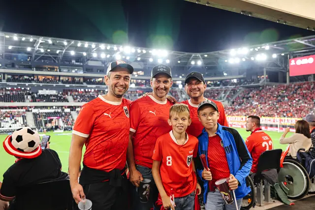 Treue Fans: Die Raiffeisen Arena lockt viele Fußballbegeisterte aus dem ganzen Land – hier eine Abordnung aus Weitersfelden – nach Linz. | Foto: Reischl