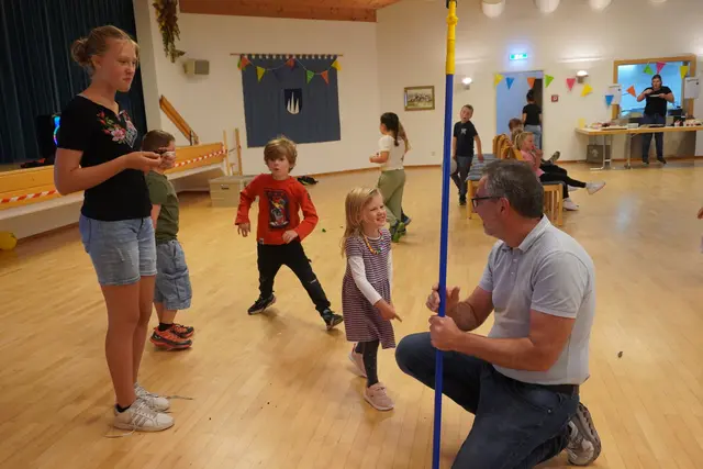 Bürgermeister Hans Motz spielte den Retter in der Not mit einem langen Besenstil.  | Foto: AMG
