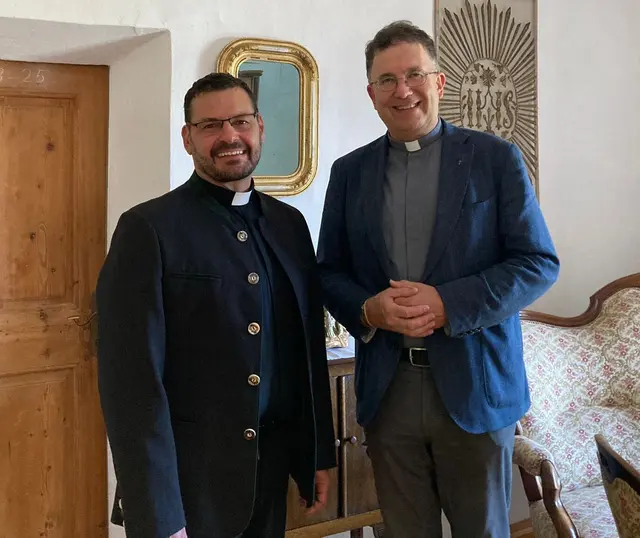 Der neue Dekan von Sillian Pfarrer Hansjörg Sailer mit Generalvikar Roland Buemberger. | Foto: dibk.at