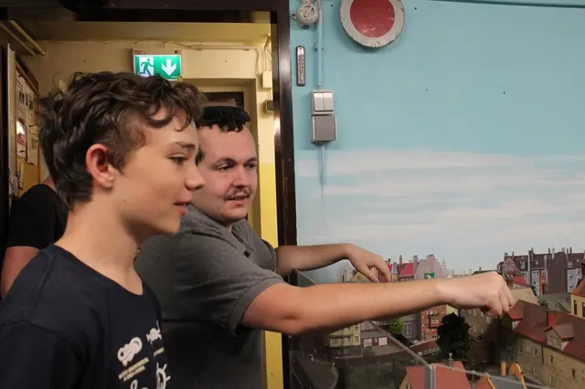 Julian Kieweg (Bild hinten) erklärte den Besuchern den Betrieb der Modelleisenbahn