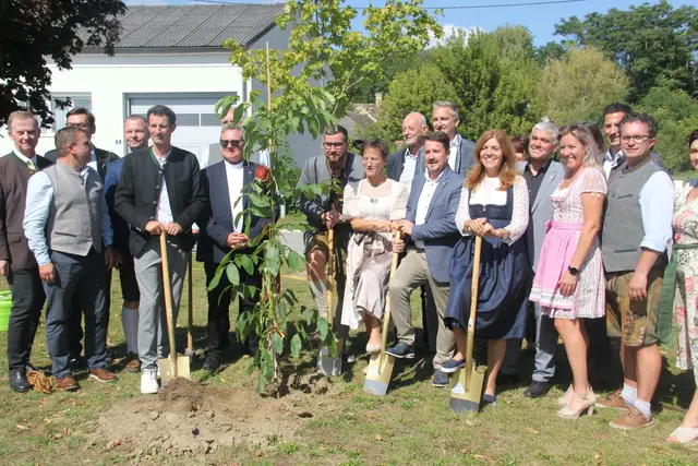 Die Ehrengäste setzten einen Nussbaum ein. | Foto: Raimund Mold