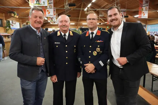 NR. Johann Weber, Bezirksfeuerwehrkommandant Wolfgang Weisshaupt, Kommandant Thomas Schauer, GemR. Hannes Hubel.