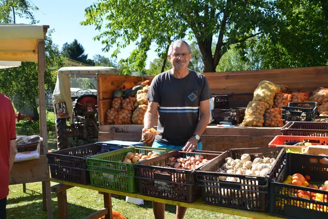 Die Familie Trötscher aus Weppersdorf mit Kartoffeln, Gemüse, Zwiebeln, und vielem mehr. | Foto: Rosenberger