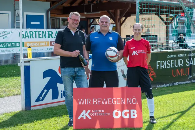 Bezirksstellenleiter AKNÖ Johannes Öllerer, Trainer Christian Mrskos und Kapitänin Gertrud Sensoy | Foto: Thomas Navratil