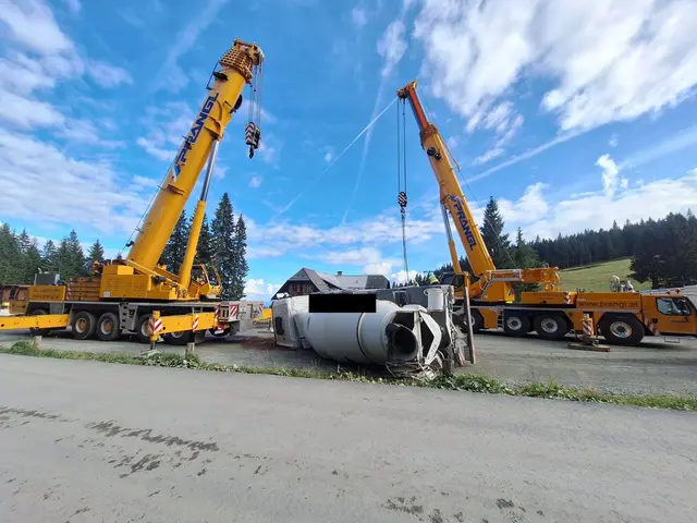 Der Mischwagen wurde mit Kränen wieder aufgestellt. | Foto: FF/Andreas Herk