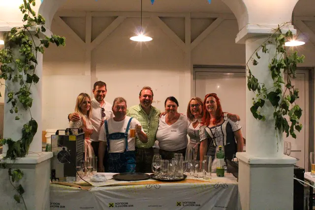 Gemeinsam sorgte das Team vom Hianzenbräu für ein gelungenes Oktoberfest. | Foto: Carla Schoditsch