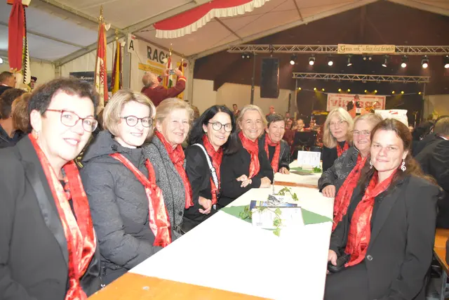 Die Chorgemeinschaft Gries rund um Obfrau Stefanie Strickner (2.v.l.) | Foto: Kainz/Pernsteiner