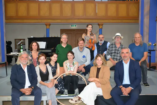 Das Ensemble und das Produktionsteam sowie  Landesrat Heinrich Dorner und Kulturbetriebe Burgenland Geschäftsführerin Claudia Priber bei der Pressekonferenz in der Synagoge Kobersdorf. | Foto: Victoria Rosenberger