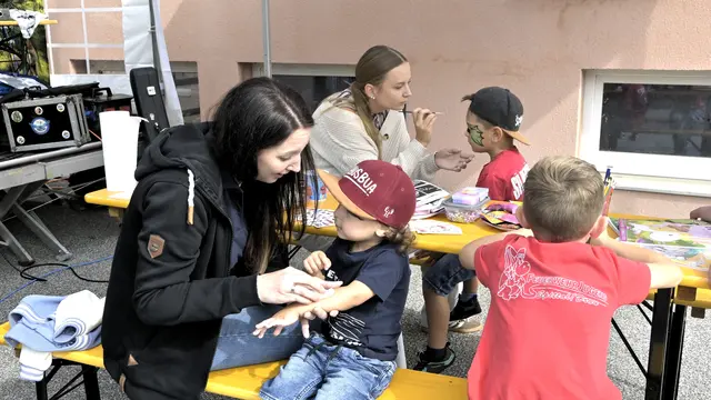 Eifrig beim Kinderschminken: Bettina und Laura