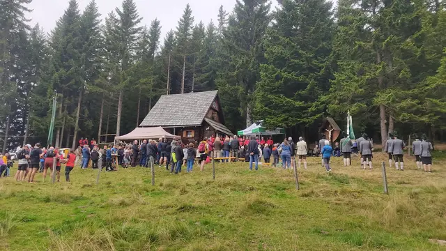 Viele Besucher hatten sich schon vor Beginn der Messe eingefunden. | Foto: Günther Koch