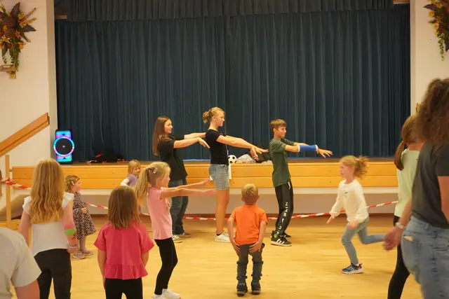 Macarena muss gelernt sein. Die Großen können es schon, die Kleinen machen es nach.  | Foto: AMG