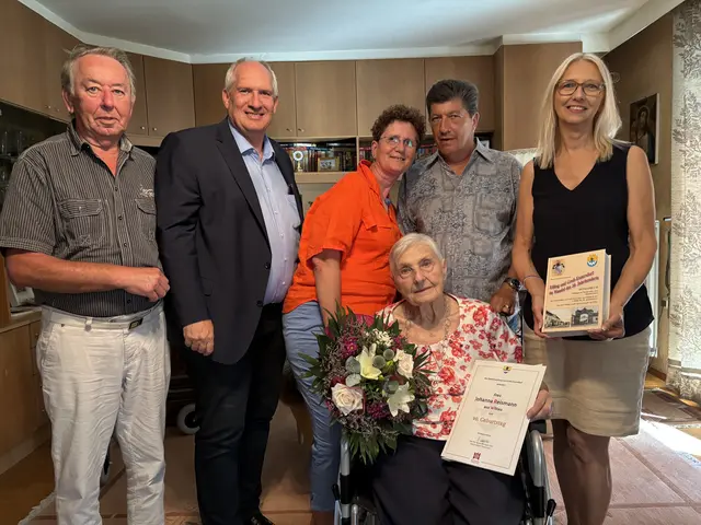 Bürgermeisterin Monika Obereigner-Sivec und Stadtrat und Ortsvorsteher Gerhard Baumann gratulierten Johanna Reismann aus Wittau zum 90. Geburtstag. | Foto: Gerhard Baumann