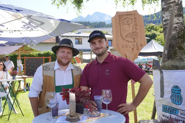 Die Völser Fasnachtler luden zum fünften Mal zu ihrem Weinlaubenfest ein. 