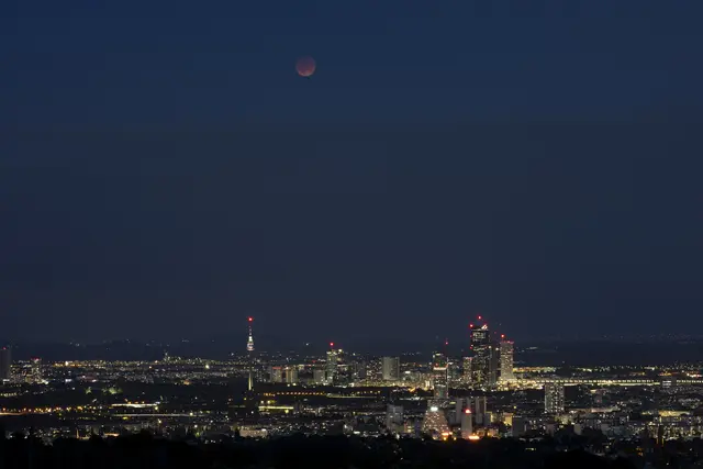 Der Mond am Sonntag über den Dächern Wiens. | Foto: Denes Erdos / AP / picturedesk.com