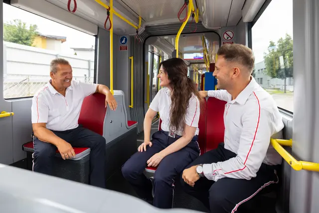Das Duo wird von Thomas Linsmeier (links) trainiert, der ihre Vorbereitung mit Erfahrung begleitet. | Foto: Wiener Linien / Simon Wöhrer