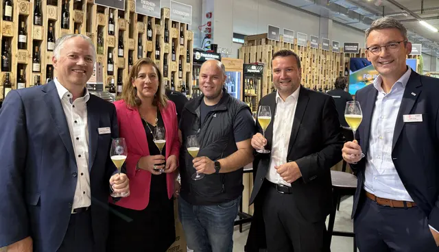 Thomas Walser, seine Gattin Silvia, Feuerwehrkommandant Hermann Ladner, Bgm. Benedikt Lentsch und Peter Krug von Eurogast. | Foto: Der Grissemann