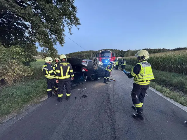 Der Beifahrer des Unfallwagens wurde verletzt, der Fahrer ergriff die Flucht. | Foto: Feuerwehr Rohr