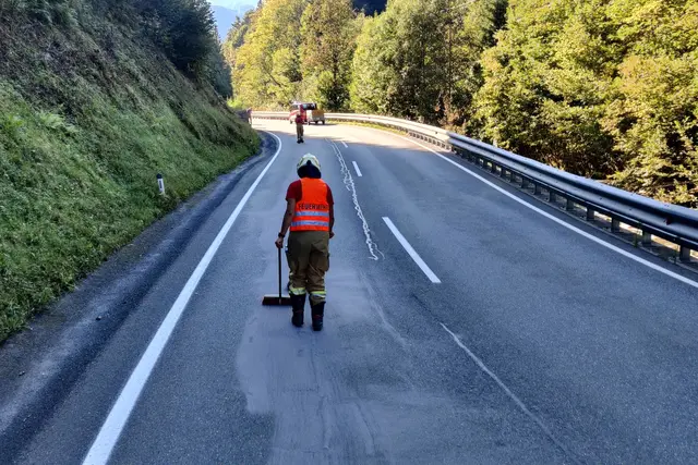 Die Feuerwehr musste die Ölspur beseitigen. | Foto: FF Pfarrwerfen