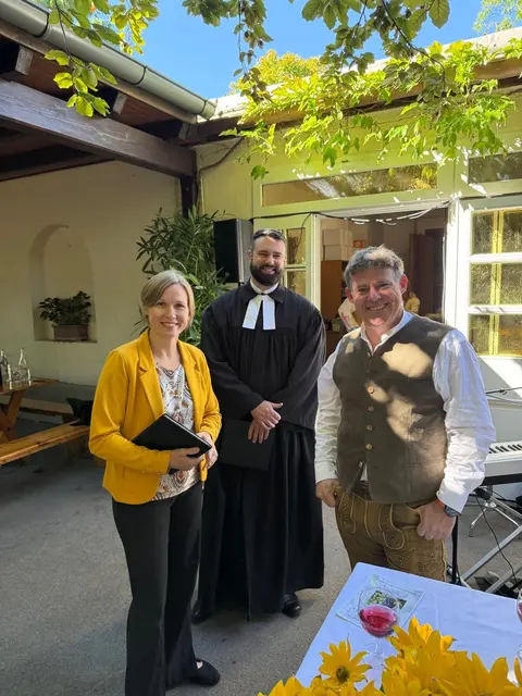 Pfarrer Markus Lintner, Pfarrerin Anne Tikkanen-Lippk sowie Eike Claas Hoberg, der als Vikar verabschiedet wurde. | Foto: Evangelische Pfarre Mödling