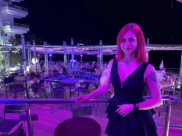 Jasmin, alias jayjays.journx im Café del Mar in San Antonio in Ibiza, ein bekannter Spot für Content Creator. | Foto: Victoria Edlinger