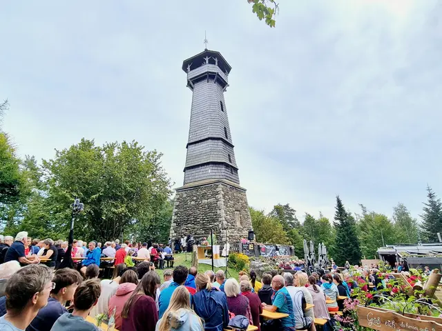Hunderte Wanderer feierten die traditionelle Bergmesse bei der Hartberger Ringwarte. | Foto: Stadtmarketing Hartberg