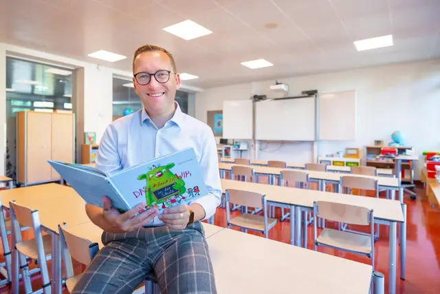Oberndorfs Bürgermeister Georg Djundja in einem der neuen Klassenzimmer. | Foto: Ja zu Oberndorf (Rieger)