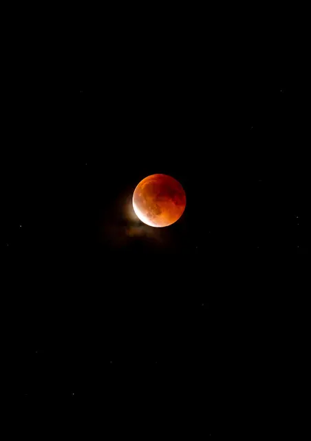 Der Blutmond verlässt den Kernschatten (Foto aufgenommen um 20:57 Uhr).  | Foto: Markus Pufler