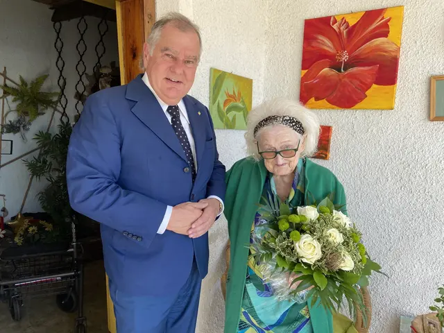 Franz Dinhobl gratulierte Margarethe Freiberger. Sie feierte ihren 90. Geburtstag. | Foto: Stadt Wiener Neustadt/Weller